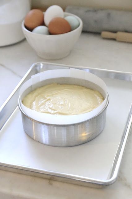 صب الكيك في القالب