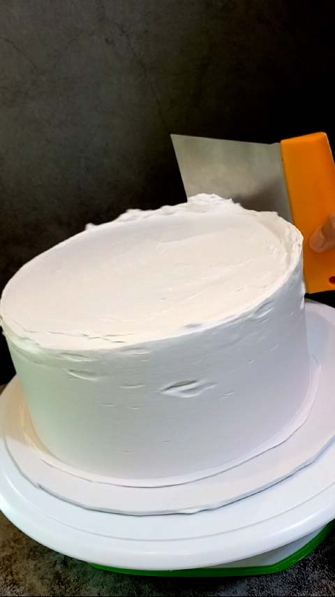 تسوية سطح الكيكة