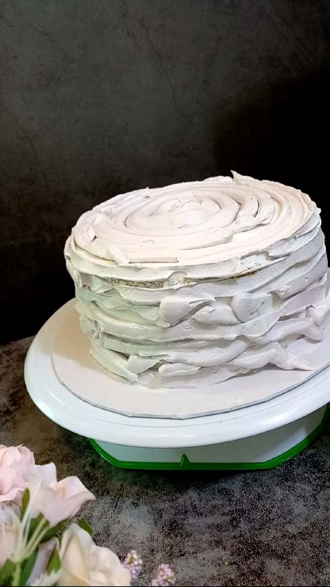 تغليف كامل الكيكة بالكريمة