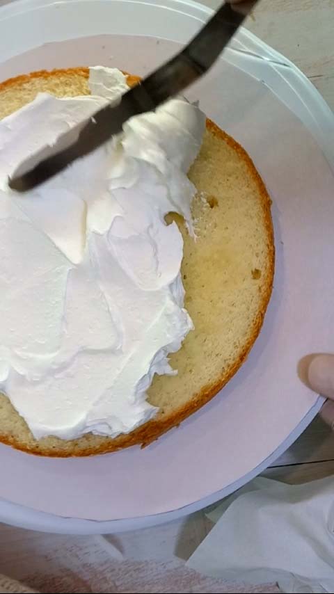 فرد الكريمة على طبقات الكيك